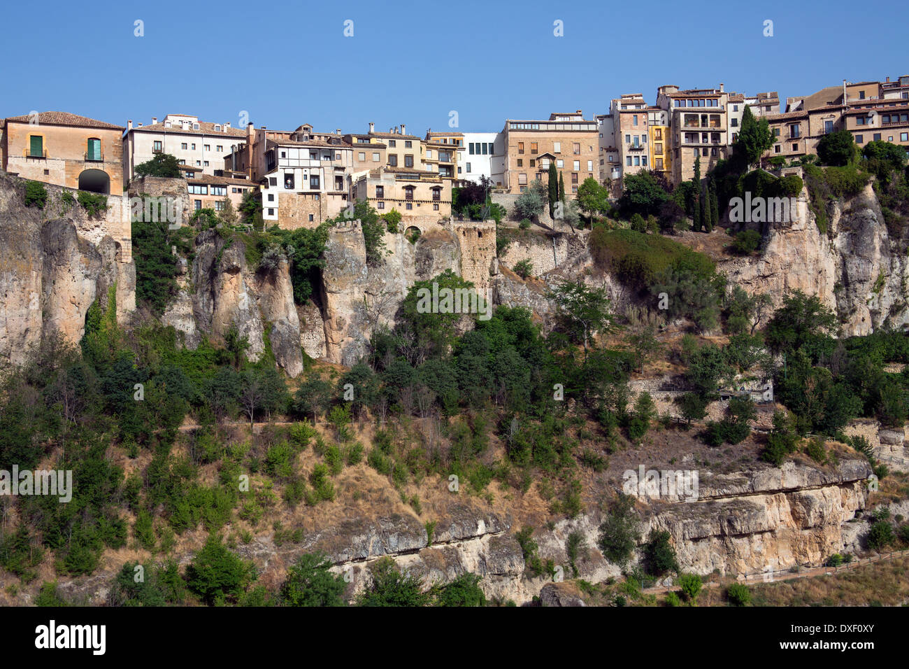 La falaise de maisons dans la vieille ville de la ville de Cuenca dans la région de Castille-La Manche du centre de l'Espagne. Banque D'Images