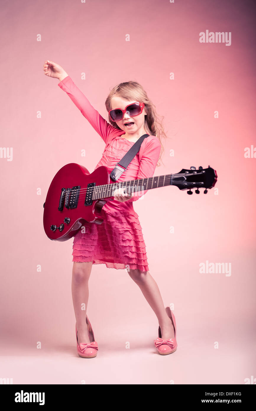 Portrait de jeune fille avec une guitare sur la scène Banque D'Images