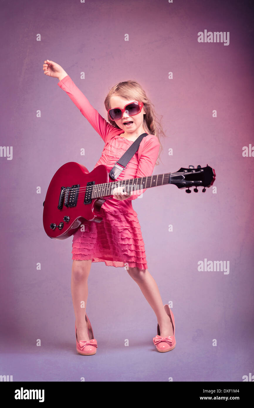 Portrait de jeune fille avec une guitare sur la scène Banque D'Images