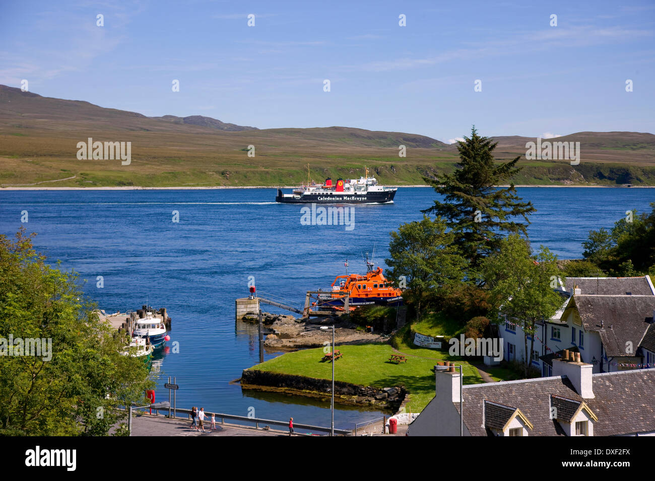 Isle of Arran MV après le départ de ferry Port Askaig pier sur l'île d'Islay, Argyll, Ecosse Banque D'Images
