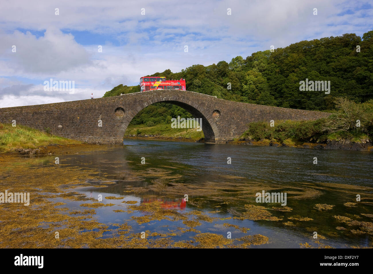 Oban tour bus traversant le pont au-dessus de l'Atlantique à Clachan nr Easdale, Argyll Banque D'Images