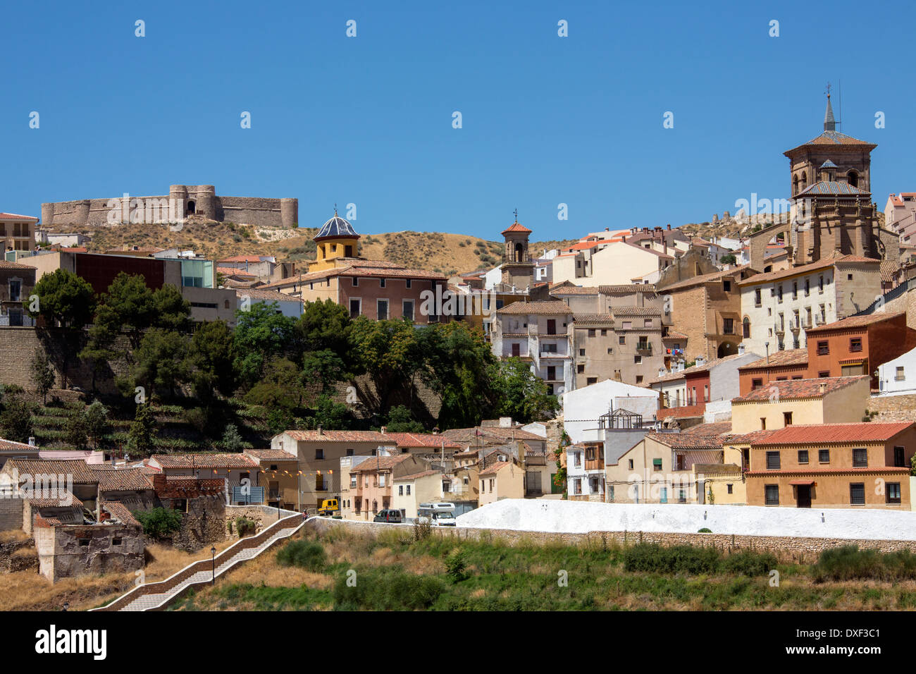 La ville de Chinchilla de Monte l'Argon avec le château médiéval au-dessus. La Mancha région du centre de l'Espagne. Banque D'Images