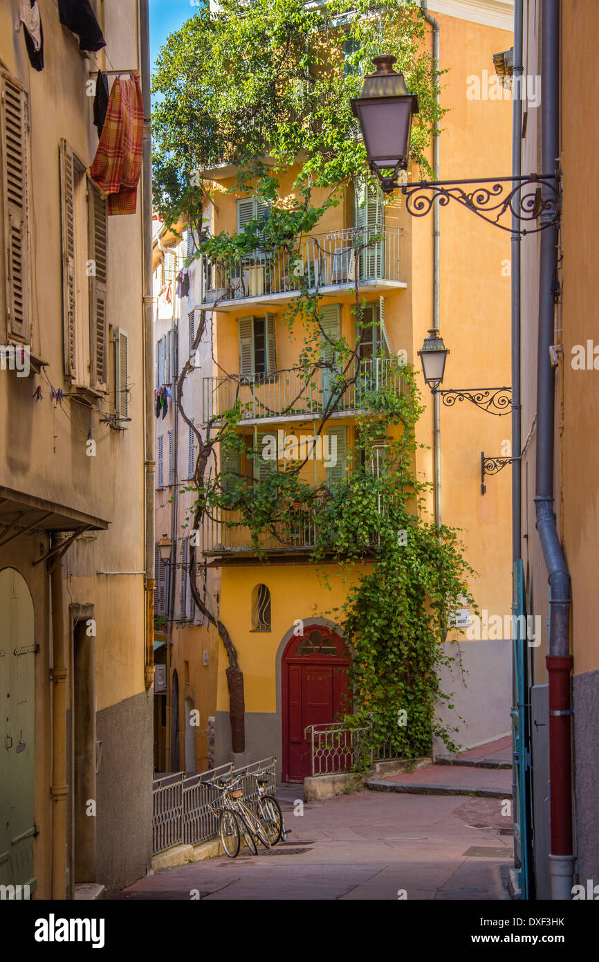 Une rue de la ville de Nice sur la Côte d'Azur dans le sud de la France. Banque D'Images