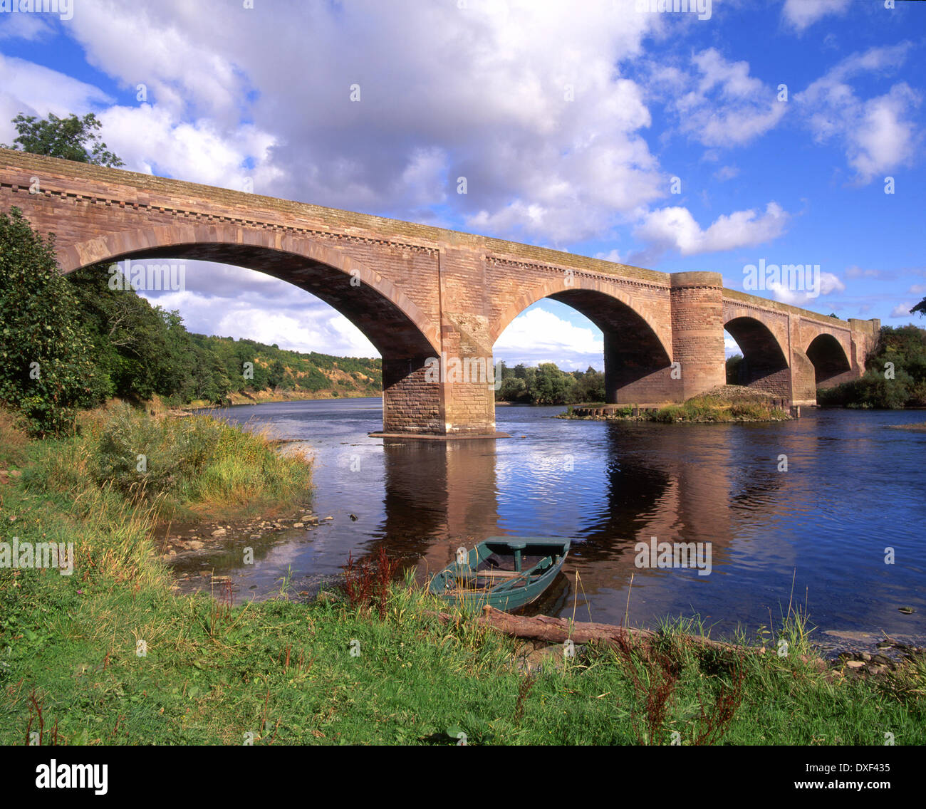 Pont de grès de l'autre côté de la rivière Tweed, nr Ladykirk, Berwickshire, Scottish Borders. Banque D'Images
