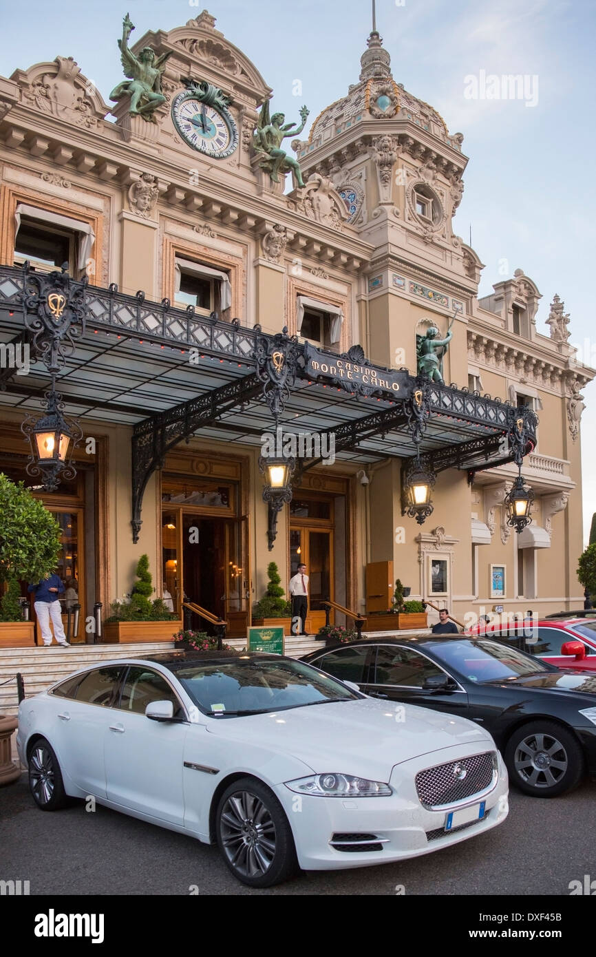 Des voitures de l'extérieur du Casino de Monte Carlo dans la Principauté de Monaco, souverain d'un état de la ville, sur la côte d'Azur. Banque D'Images