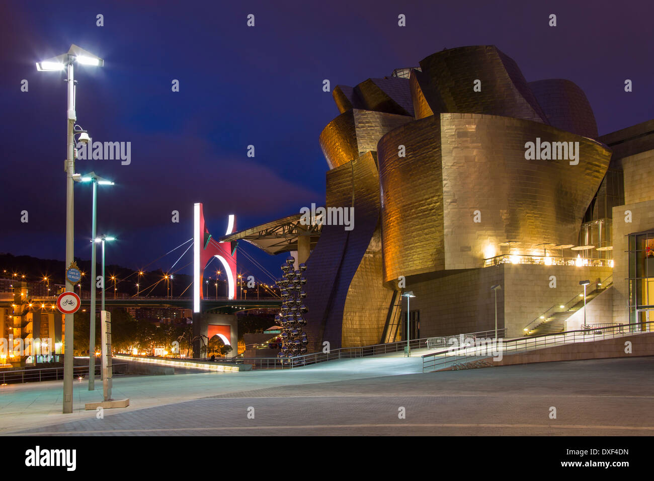 Bilbao dans la province de Biscaye, dans le nord de l'Espagne. Vue de la Puente de La Salve (Pont) et le Musée Guggenheim Banque D'Images