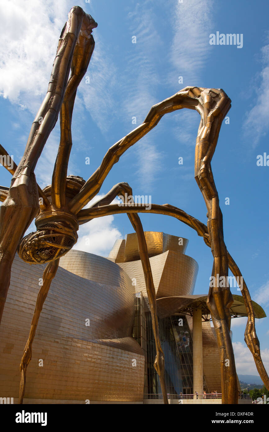 Le port de Bilbao, dans la province de Biscaye, dans le nord de l'Espagne. Vue de l'Araignée près du musée Guggenheim. Banque D'Images