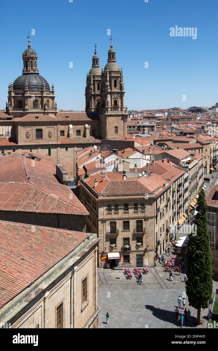 Vue de la cathédrale de l'Universidad clochers et de la ville de Salamanque en Espagne. Banque D'Images