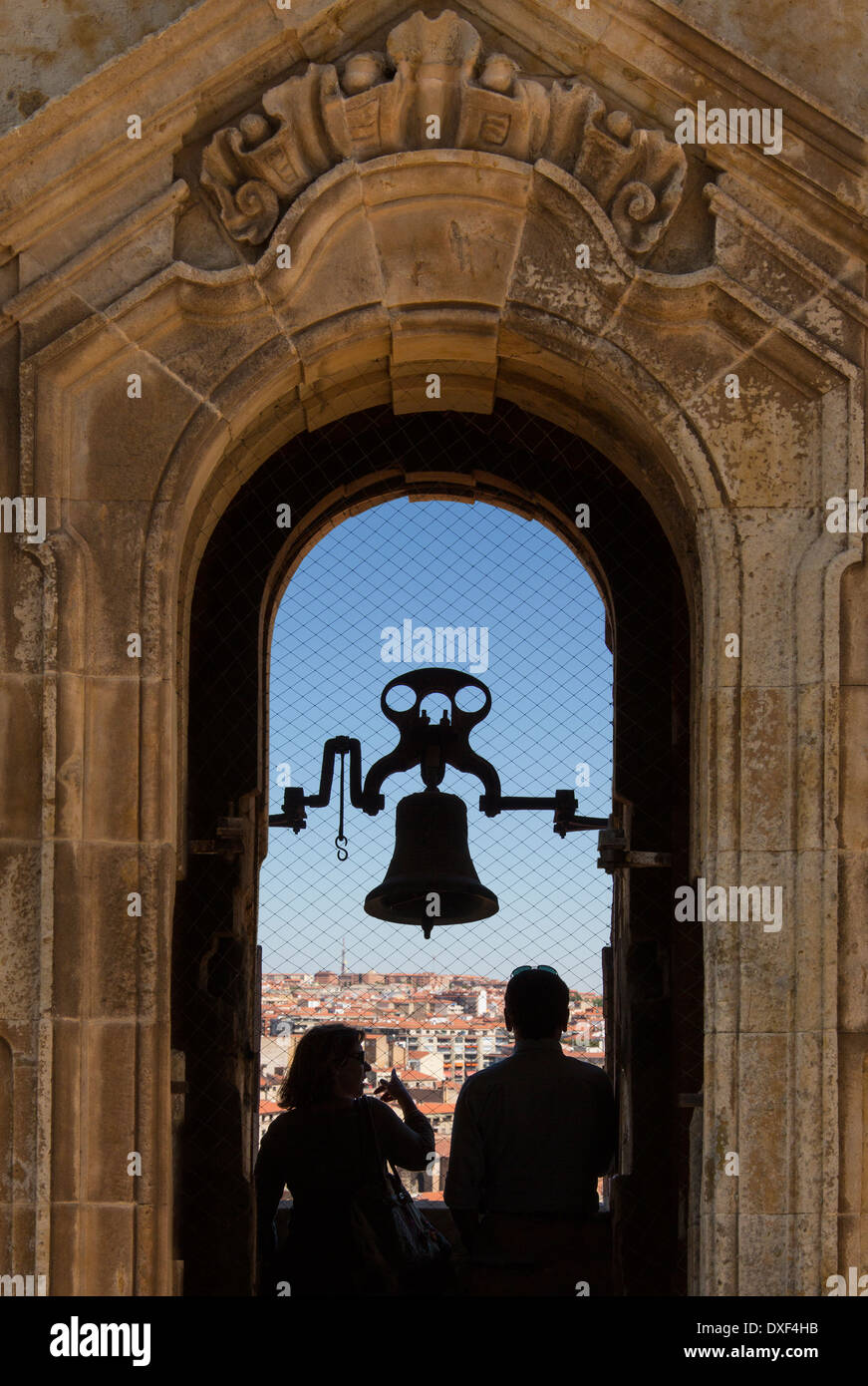 Les touristes dans le clocher de l'université dans la ville de Salamanque dans la Castilla-y-Leon Région de l'Espagne. Banque D'Images