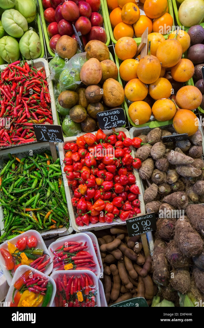 Affichage des fruits et légumes dans le célèbre marché alimentaire de St Joseph dans le quartier de l'Eixample de Barcelone en Catalogne, Espagne. Banque D'Images
