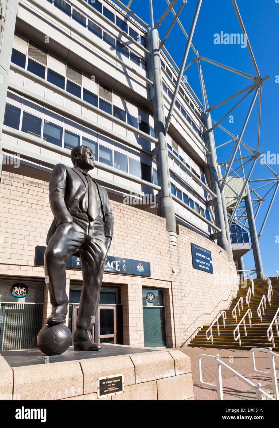 Statue en bronze de Sir Bobby Robson en dehors de St James' Park accueil du Newcastle United Football club Newcastle upon Tyne angleterre go Banque D'Images