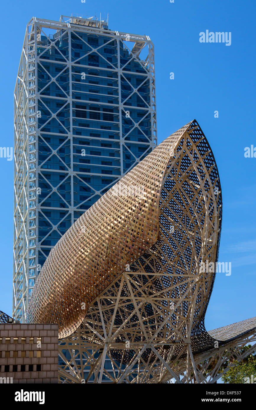 L'architecture moderne dans le Port Olimpic de l'eau à Barcelone en Catalogne la région de l'Espagne. Banque D'Images