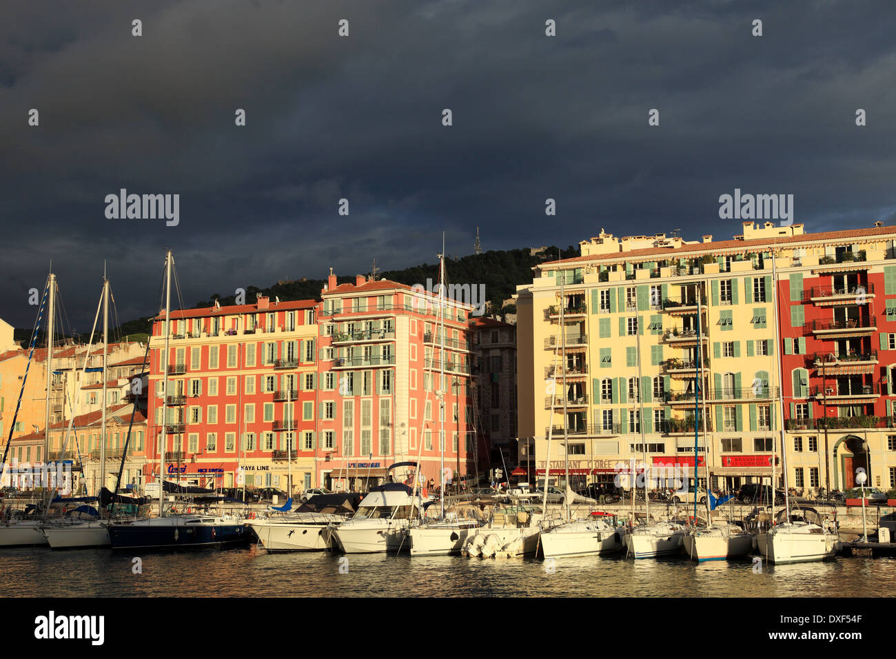 Le port de Nice ville avec un ciel gris nuageux et orageux. Banque D'Images