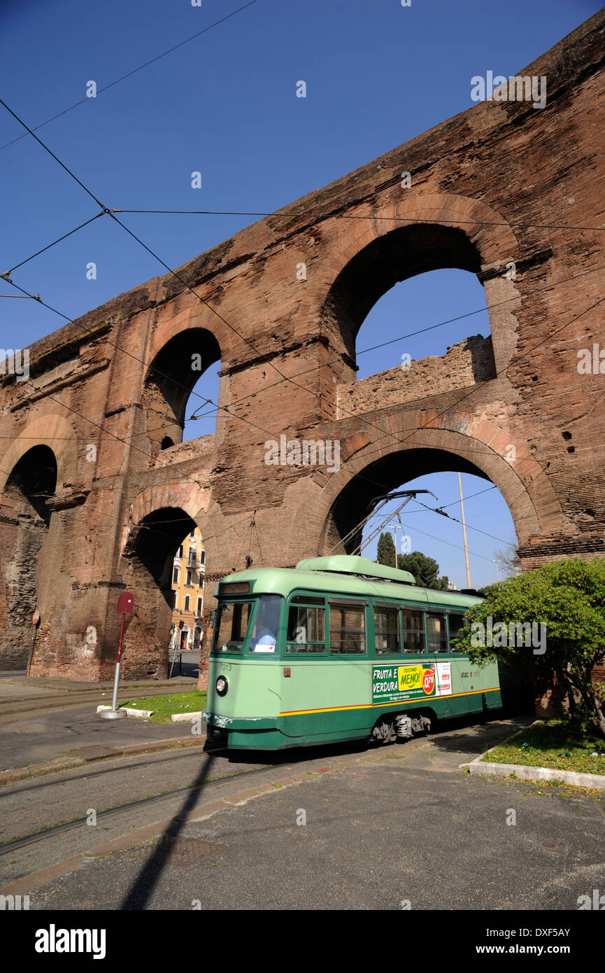 Italie, Rome, Porta Maggiore, aqueduc de Nero, tram Banque D'Images