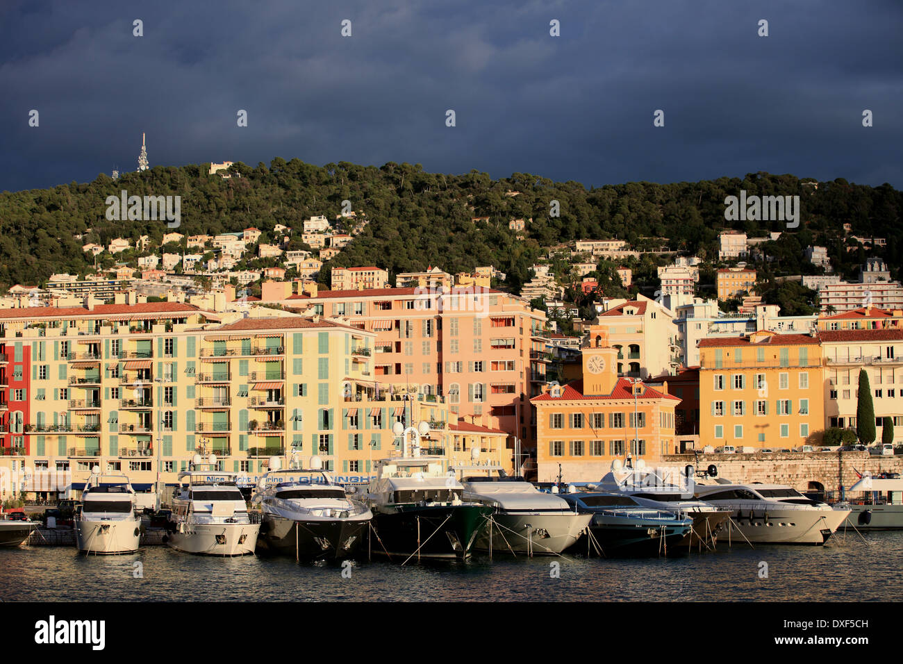 Le port de Nice ville avec un ciel gris nuageux et orageux. Banque D'Images