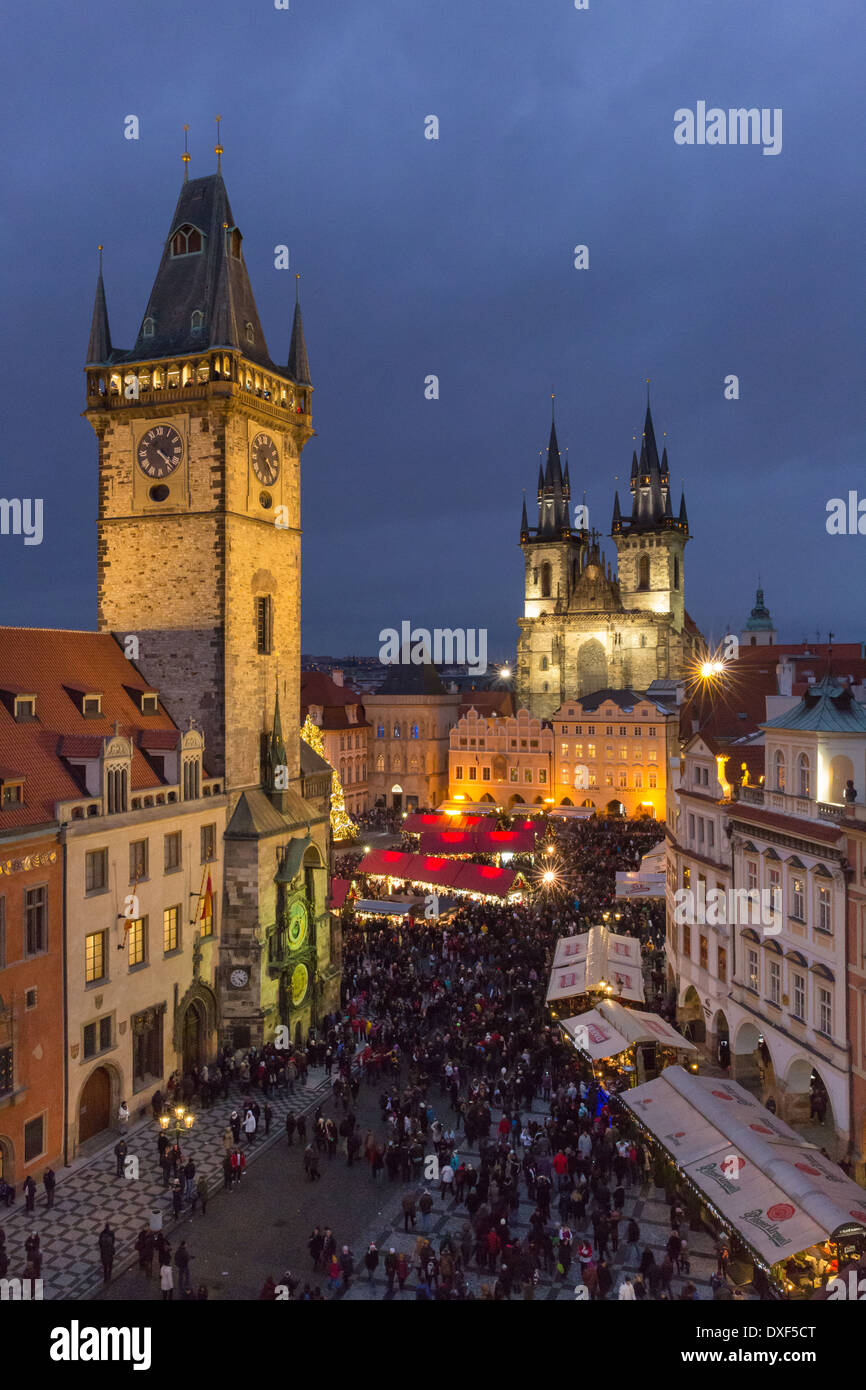 La place de la vieille ville, au crépuscule, avec l'Ancien hôtel de ville et église Notre Dame de Tyn avant, Prague Banque D'Images