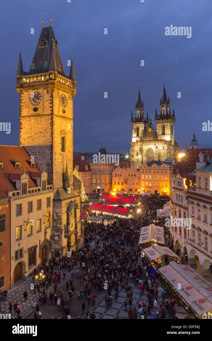 La place de la vieille ville, au crépuscule, avec l'Ancien hôtel de ville et église Notre Dame de Tyn avant, Prague Banque D'Images