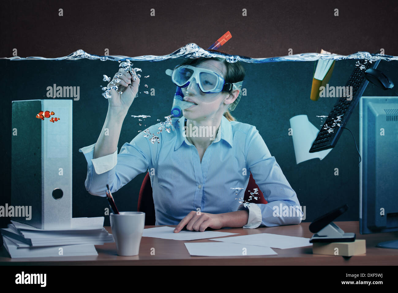 Image symbolique d'un souligné female office worker et pour le stress au travail Banque D'Images