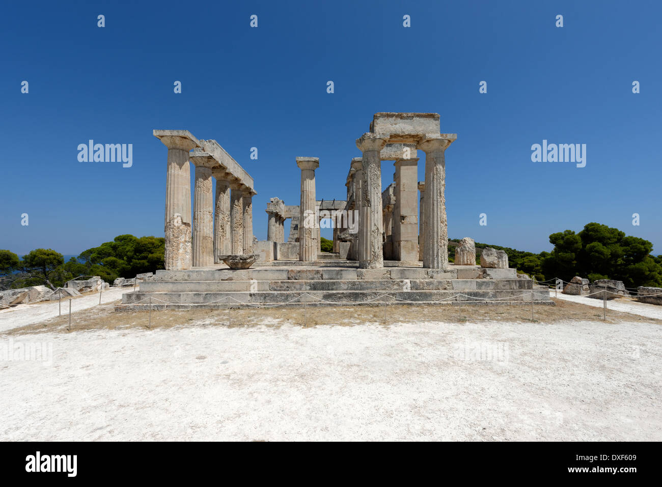 Côté ouest (arrière) ou d'Aphaia Temple Afea Aegina Grèce datant de 490 avant J.-C. Temple situé en haut de la colline à pin Banque D'Images