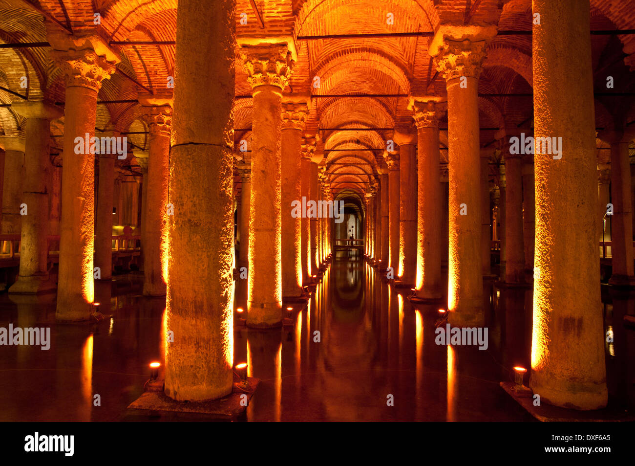 Intérieur de l'ancienne cité romaine de la Citerne Basilique (Yerebatan Sarnici ou Citerne Sunken) à Istanbul, Turquie. Banque D'Images