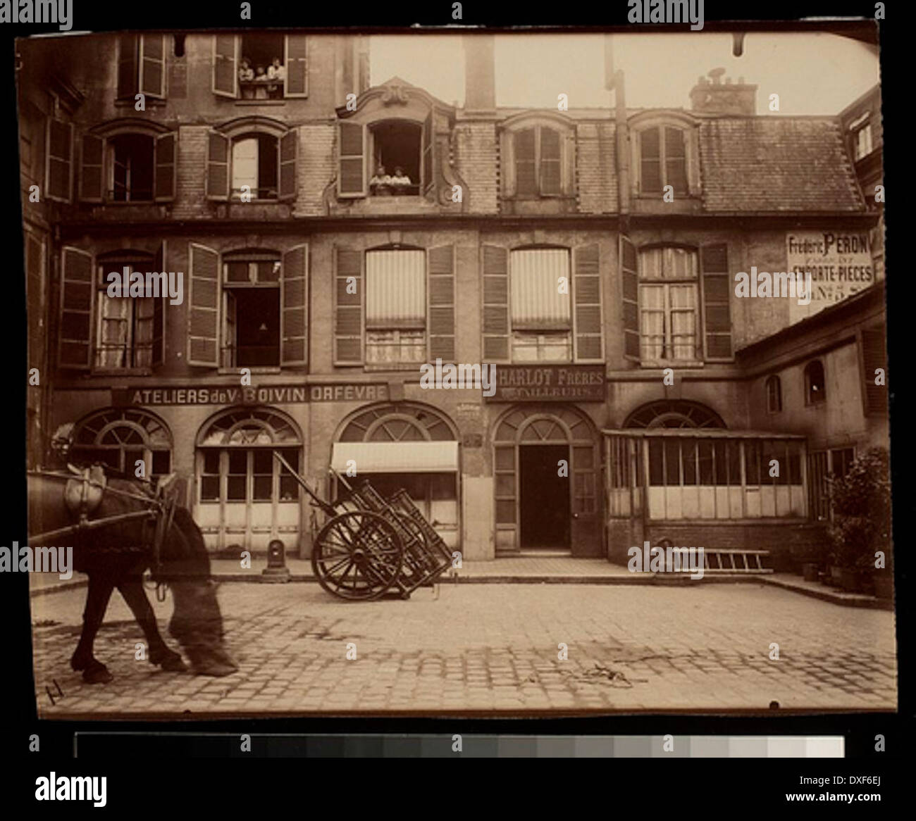 Une photographie vintage de l'Hôtel de Montmorency situé au 5 rue de Montmorency, Paris. La photo capture le charme historique et le style architectural de cet hôtel parisien emblématique. Banque D'Images