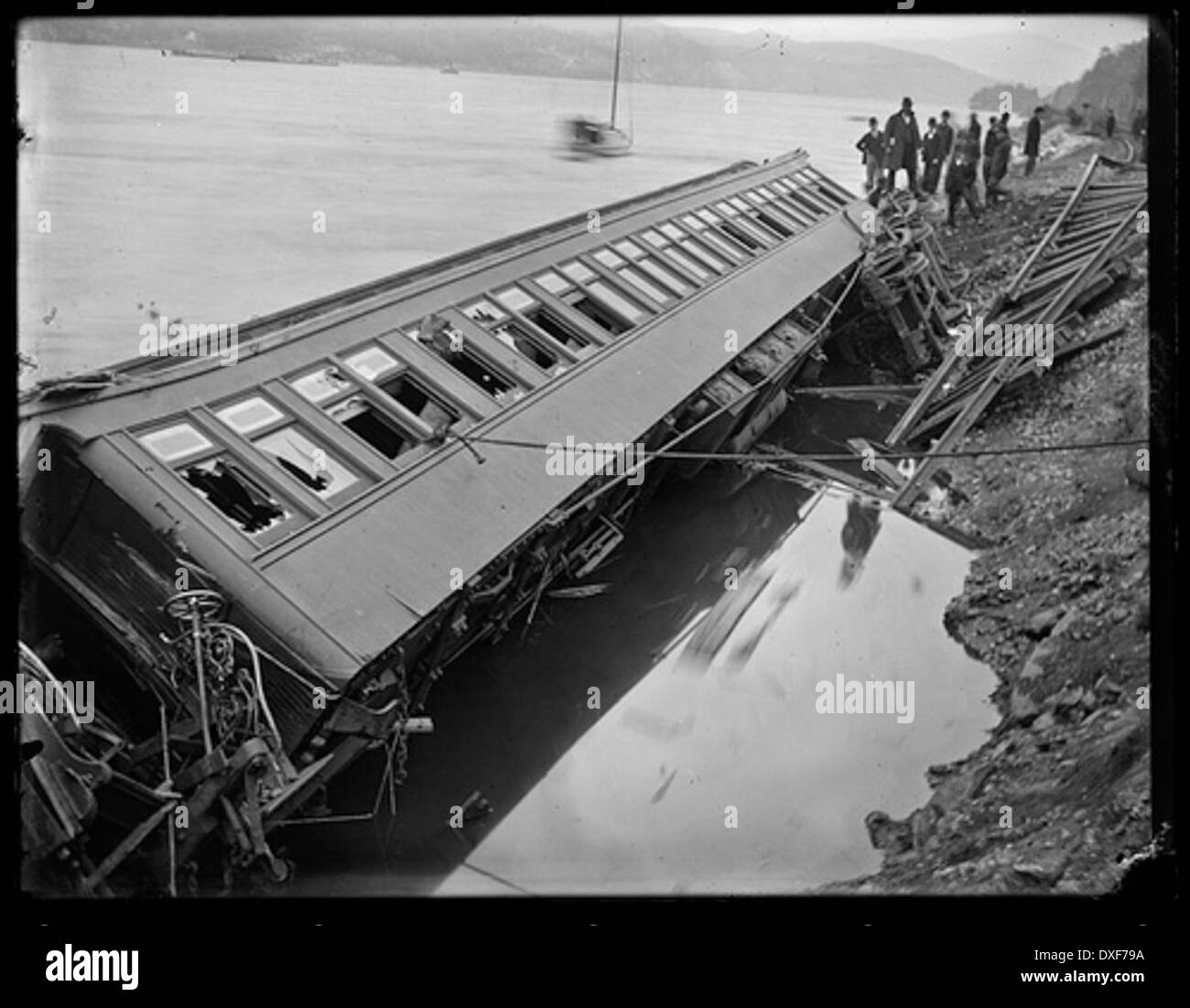 Cette image historique capture les conséquences du naufrage du train à Harrison, New York. La photographie montre le train naufragé et les dommages environnants, offrant un aperçu des accidents de transport du passé. Banque D'Images