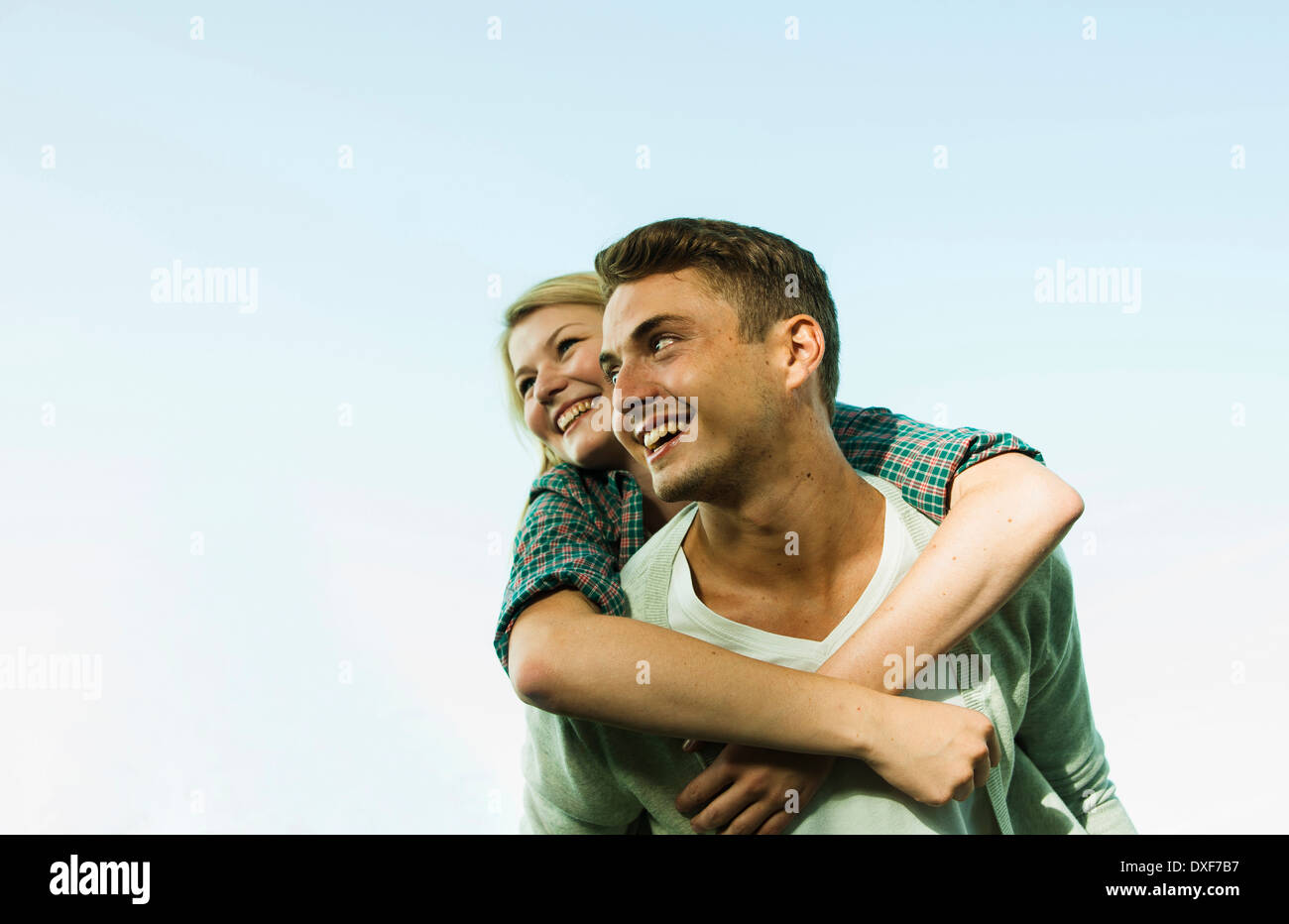 Young Man giving Woman Piggyback Ride, Mannheim, Baden-Wurttermberg, Allemagne Banque D'Images
