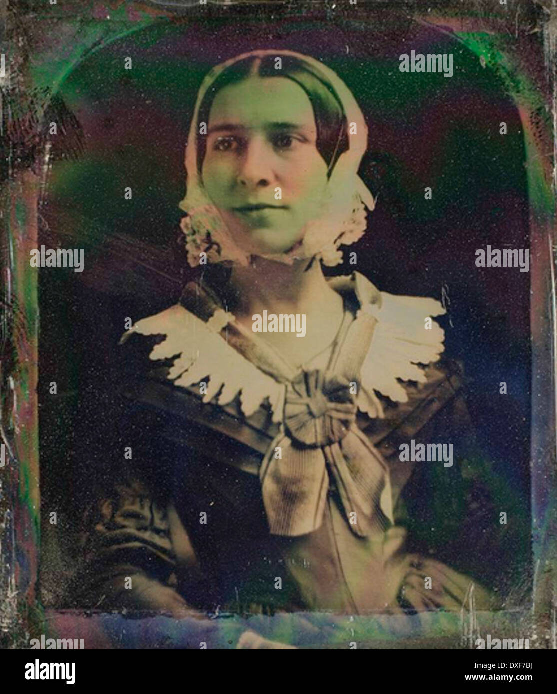 Cette photographie vintage montre une femme non identifiée, peut-être du début du XXe siècle, capturant un moment de sa vie dans le passé. L'image donne un aperçu de la mode et de la culture de l'époque, bien que le sujet reste sans nom. Banque D'Images