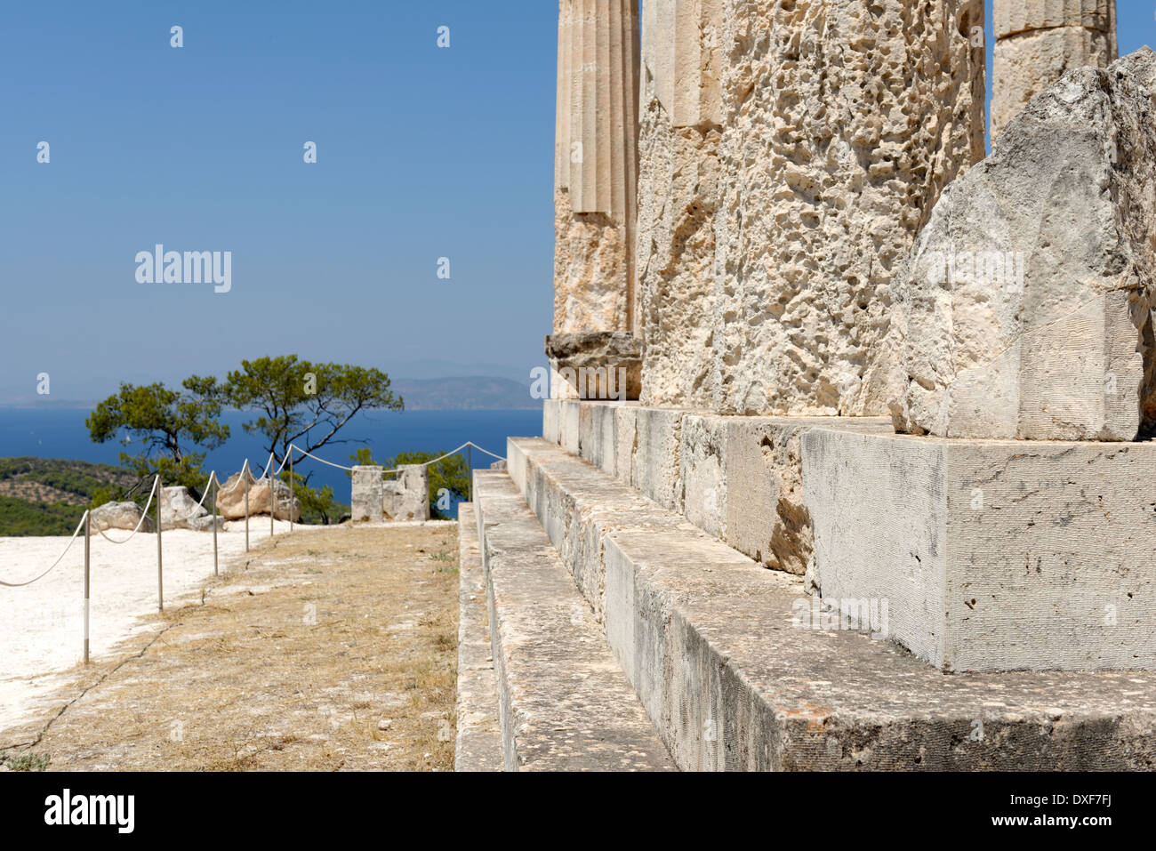 Le Crepis ou étapes du côté ouest (arrière) ou d'Aphaia Temple Afea Aegina Grèce datant de 490 avant J.-C. Temple est Banque D'Images