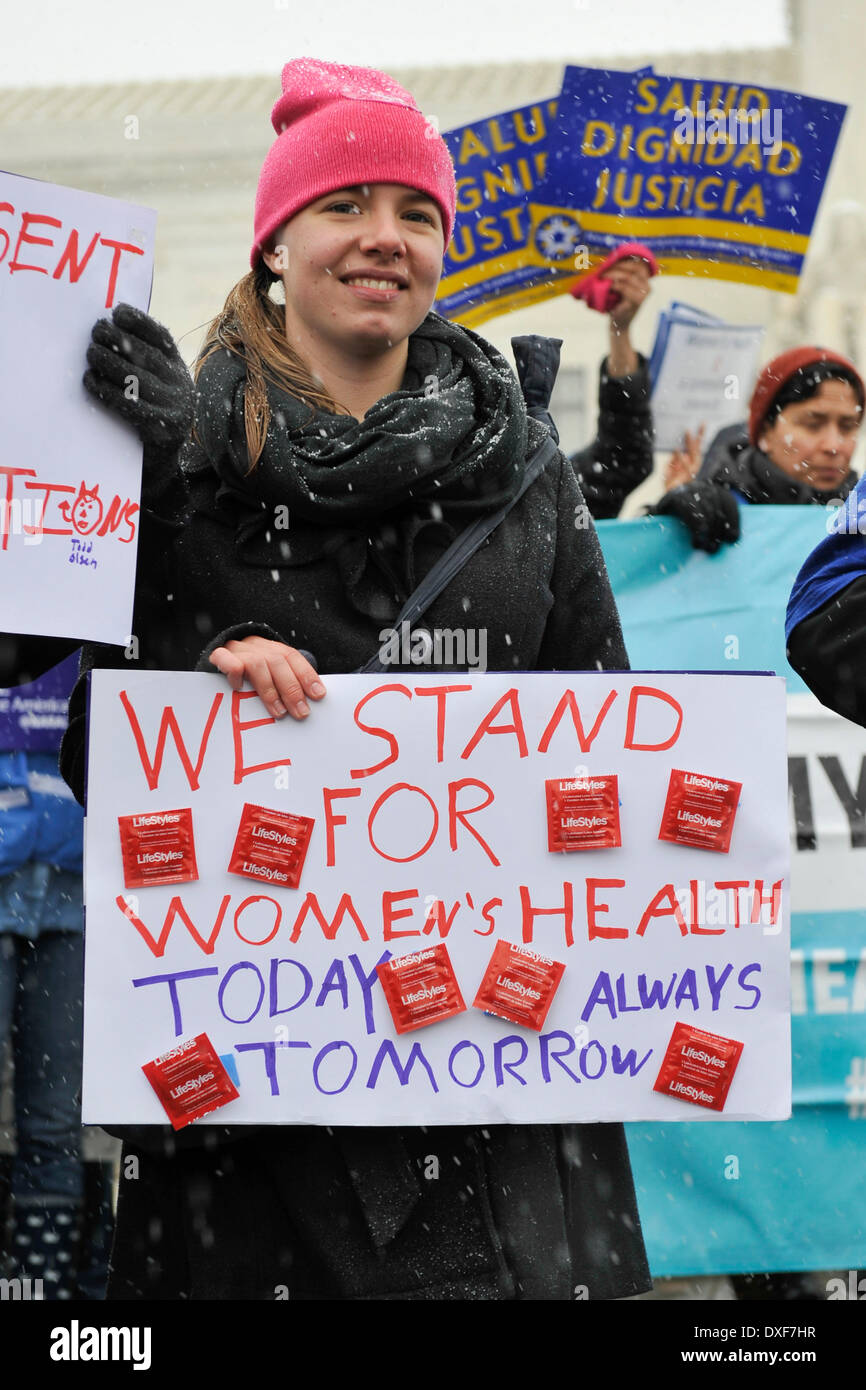 Washington, DC, USA. Mar 25, 2014. Les partisans de l'Obamacare'' ''et les droits génésiques des femmes rassemblement devant la Cour suprême des États-Unis que la cour entend deux défis pour le droit de la santé. Le cas, porté par deux sociétés, Hobby Lobby et le Conestoga Wood Specialties, contester une disposition de la Loi sur les soins abordables qui exige beaucoup d'employeurs de fournir les travailleurs de sexe féminin avec une assurance maladie pour une variété de méthodes de contraception. Crédit : Jay Egelsbach/ZUMAPRESS.com/Alamy Live News Banque D'Images