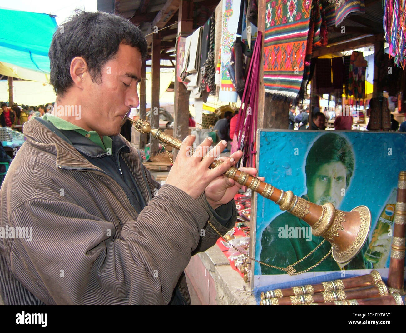 Un homme jouant un Tibétain Bhoutanais Horn sur un marché à Paro dans le Royaume du Bhoutan Banque D'Images