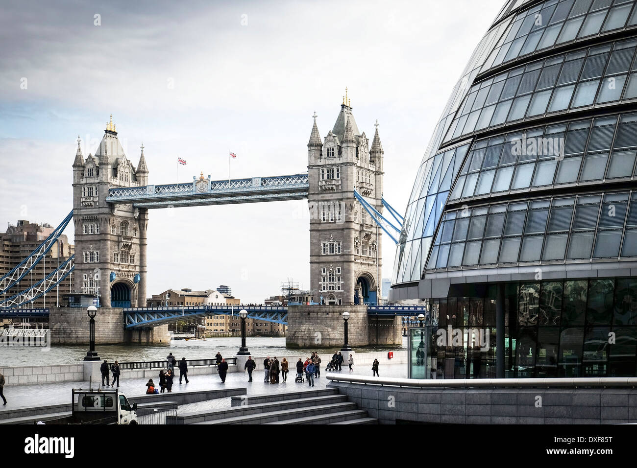 Tower Bridge vu de la rive sud de Londres. Banque D'Images