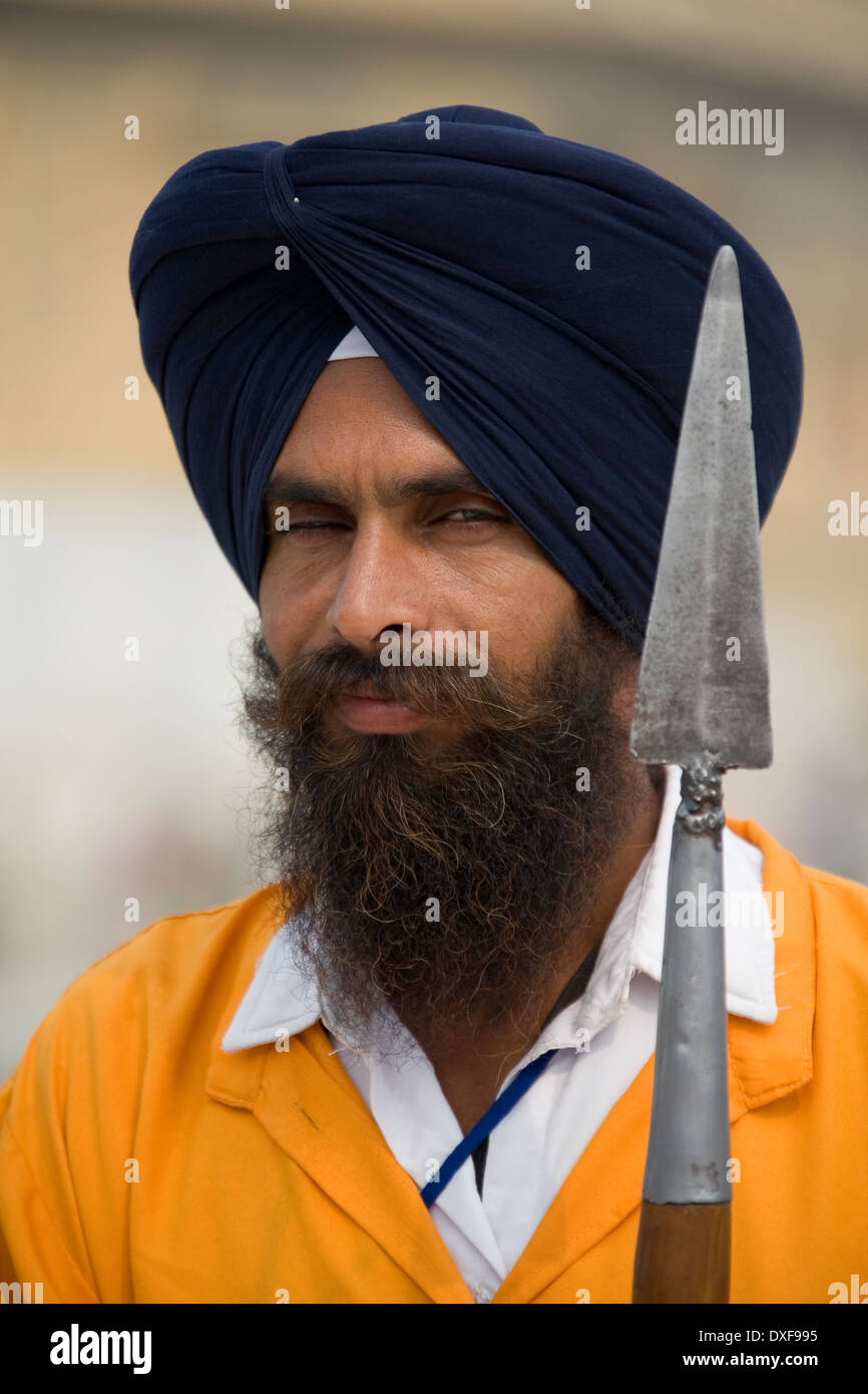 Temple Sikh garde au Temple d'Or (La) Harimandir Sahib à Amritsar, dans la région du Pendjab en Inde. Banque D'Images