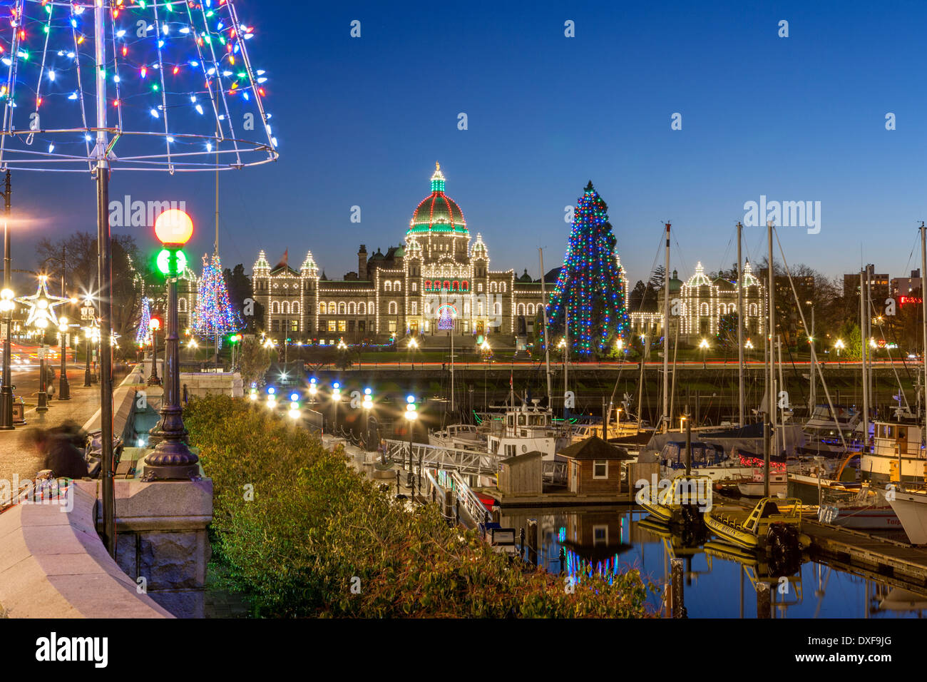 Des édifices législatifs illuminée pour Noël au crépuscule-Victoria, Colombie-Britannique, Canada. Banque D'Images