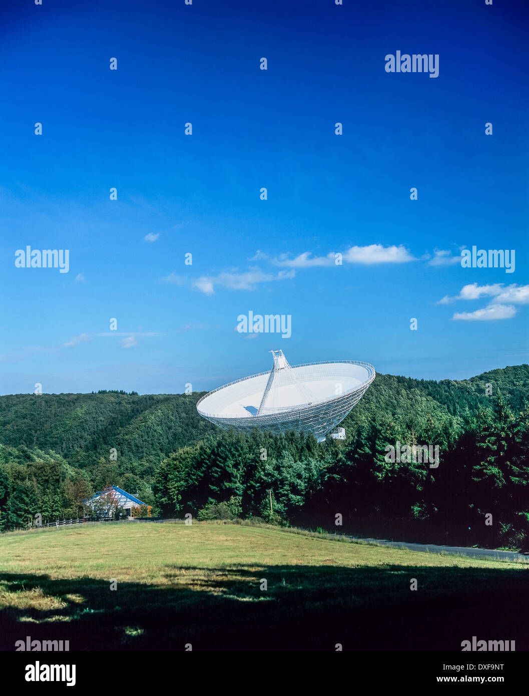 Radiotélescope Effelsberg de l'Institut Max Planck de radioastronomie, Bad Muenstereifel, Rhénanie du Nord-Westphalie, Allemagne, Europe Banque D'Images