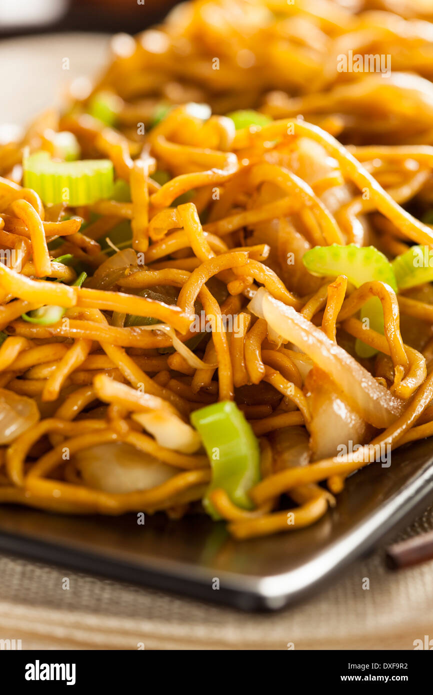 Asian nouilles chow mein aux légumes et baguettes Banque D'Images