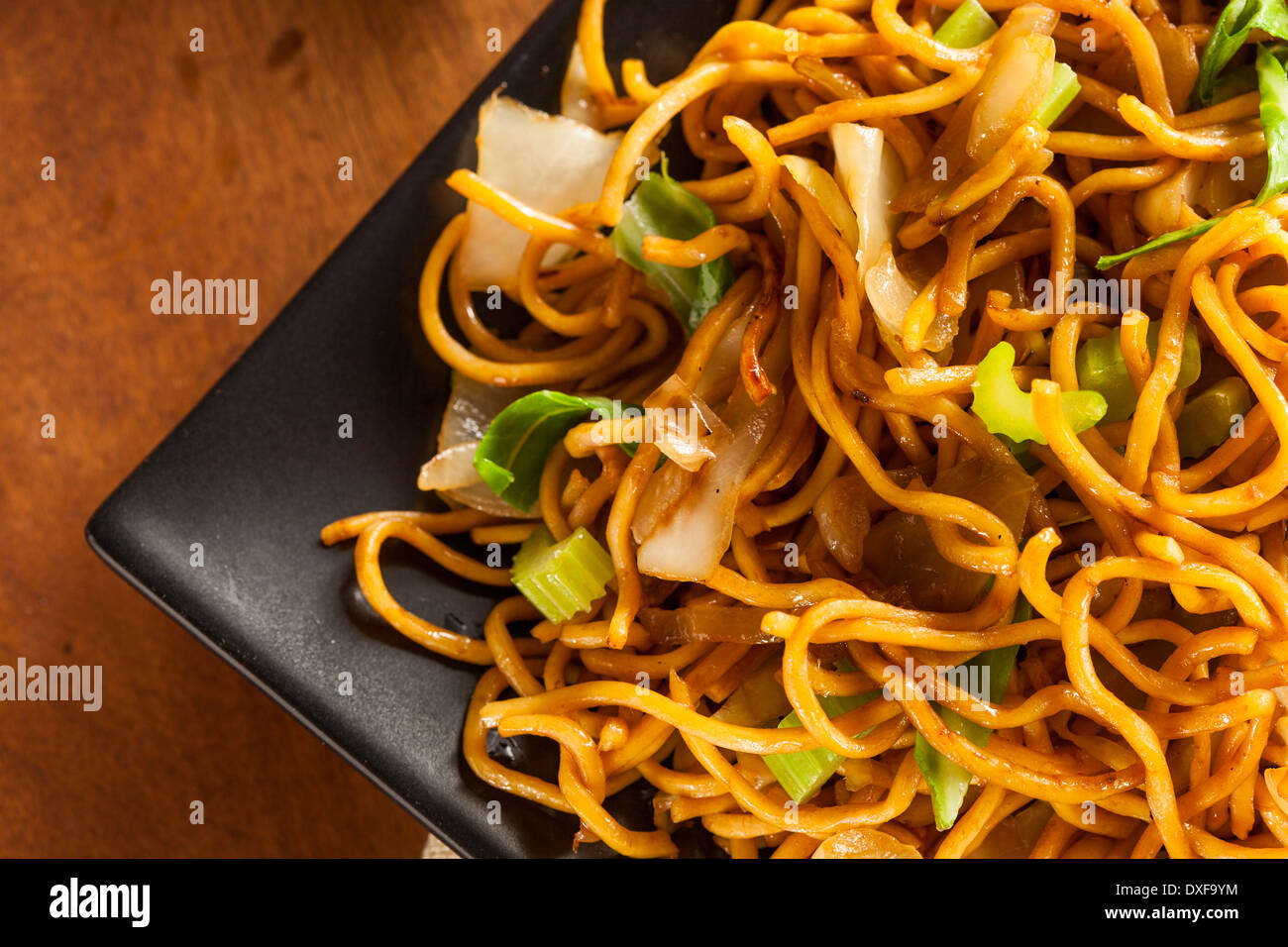 Asian nouilles chow mein aux légumes et baguettes Banque D'Images