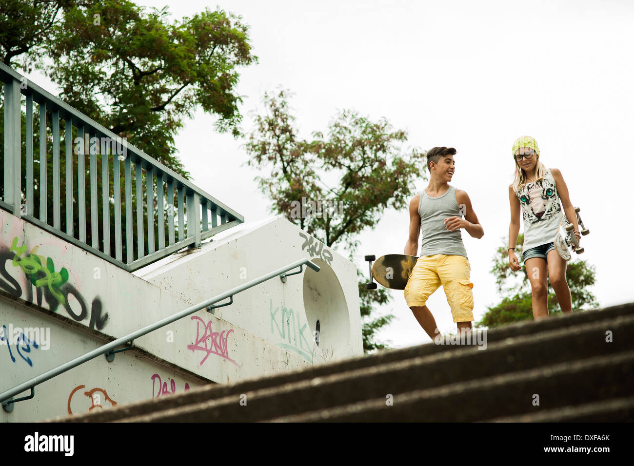 Garçon et fille avec Skateboards, Mannheim, Baden-Wurttemberg, Germany Banque D'Images