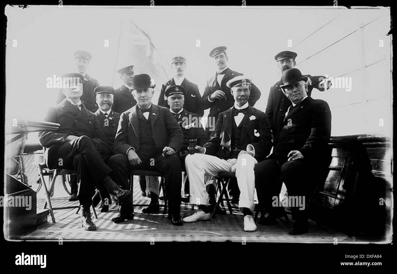 Un portrait de groupe mettant en vedette Thomas Edison et Sir Thomas Lipton, deux personnalités éminentes du début du XXe siècle. Edison, l'inventeur, et Lipton, l'homme d'affaires, sont capturés dans un moment historique de collaboration ou d'amitié. Banque D'Images