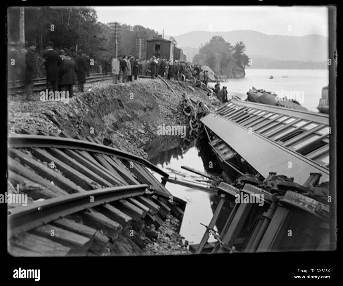 Cette photographie historique représente les conséquences d'un naufrage de train à Harrison, New York. L'image capture la scène de l'épave, donnant un aperçu des catastrophes des transports au début du XXe siècle. Banque D'Images