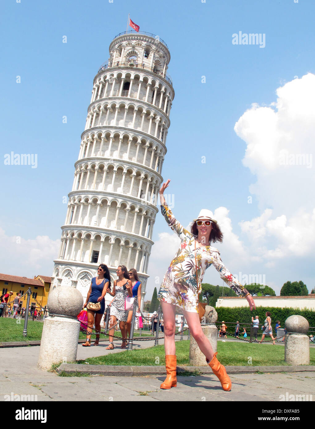 Italie, Toscane, Pise, jeune fille par tour de Pise Banque D'Images
