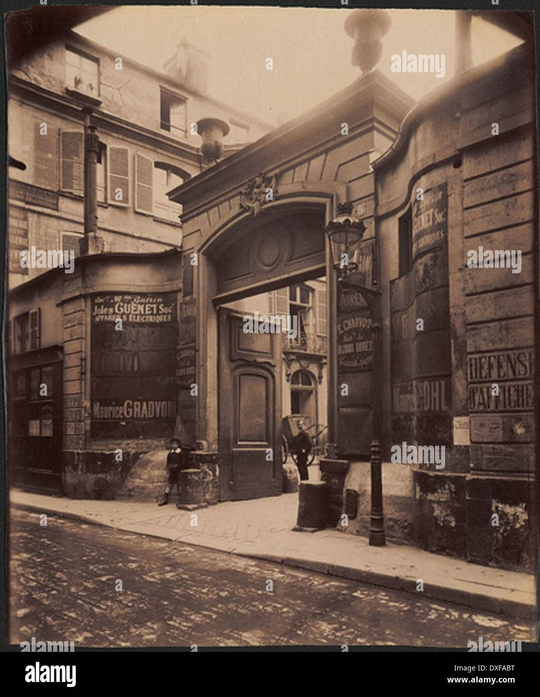 Cette photographie vintage montre l'Hôtel de Montmorency situé au 5 rue de Montmorency dans le 3ème arrondissement de Paris, capturant le bâtiment historique et la vie urbaine de l'époque. Banque D'Images