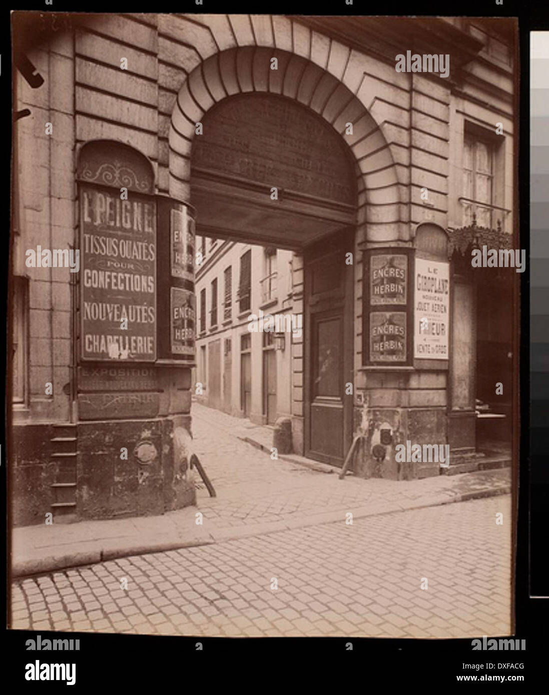 Sur cette photo figure l'Hôtel Lenois de Mézières, situé au 19 Rue Michel le Conte à Paris. L'hôtel était une partie importante du paysage historique, capturant l'essence de l'architecture française primitive et le patrimoine culturel de l'époque. Banque D'Images