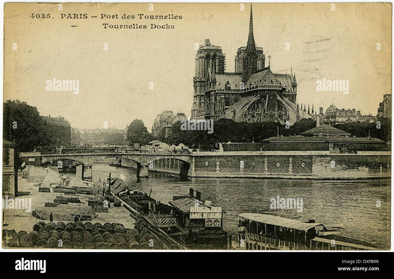 Une photographie vintage montrant les docks de Tournelles à Paris, capturant l'activité maritime occupée d'une époque révolue. Cette image historique reflète le passé industriel de la ville et ses activités à quai. Banque D'Images