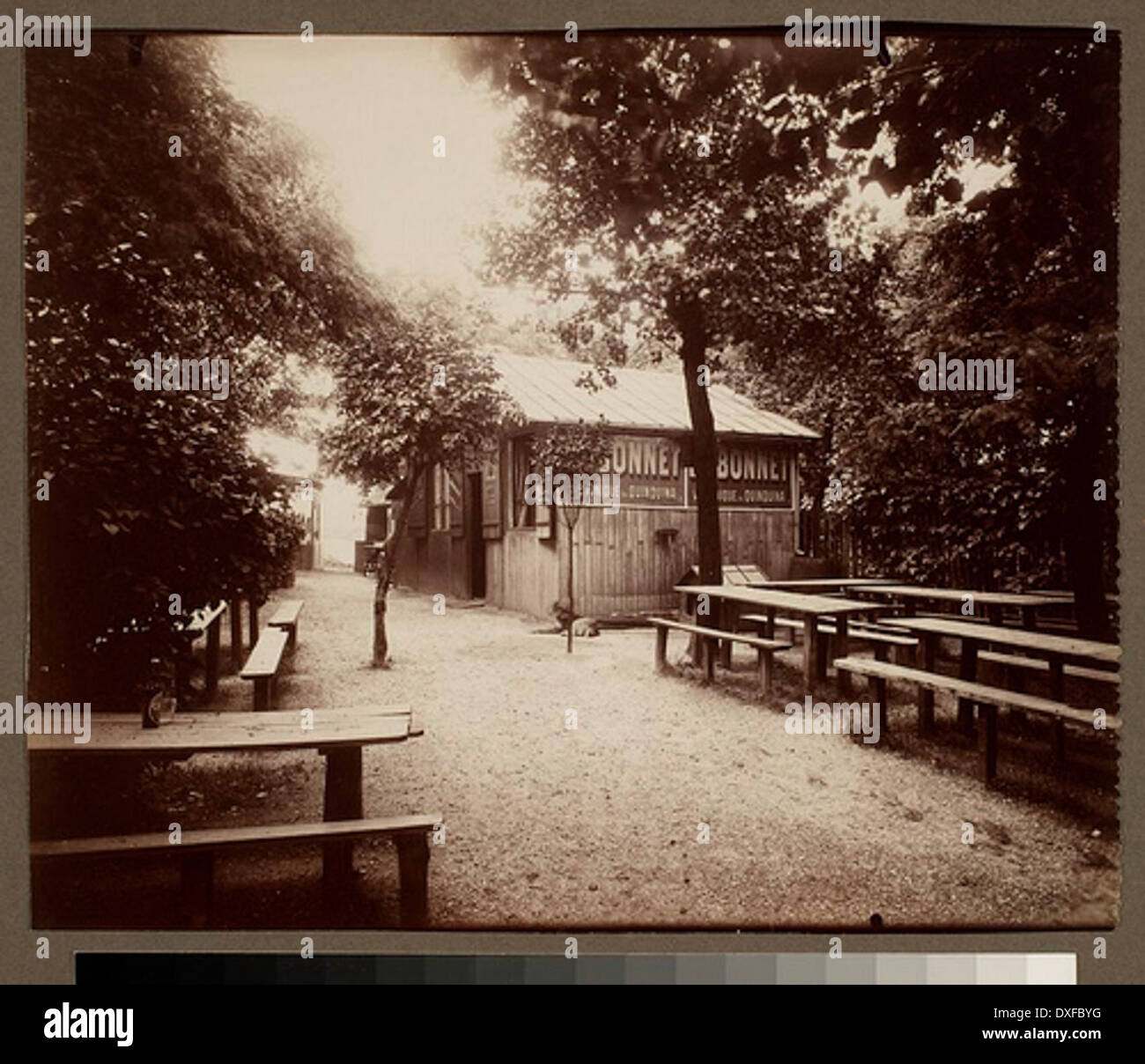 Cette photographie montre la porte de Ménilmontant à Paris, située dans le 20ème arrondissement. La scène comprend le glacis (espace ouvert) près des fortifications, qui faisaient autrefois partie du système de défense de Paris au XIXe siècle. Banque D'Images