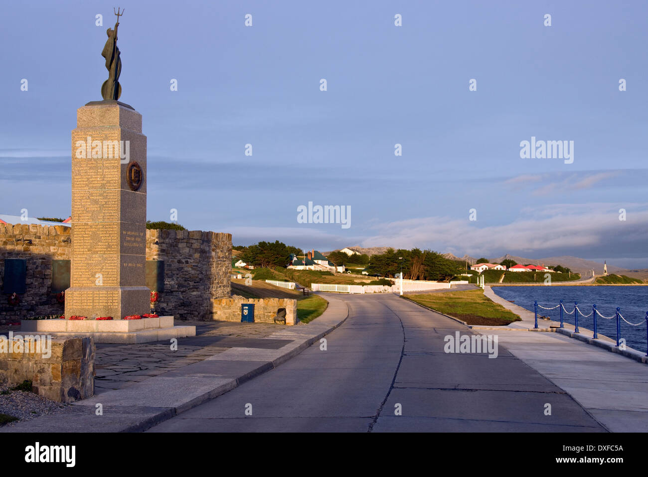 La guerre des Malouines avec mémorial du Gouverneur à l'arrière-plan - Port Stanley dans les îles Falkland (Malouines). Banque D'Images