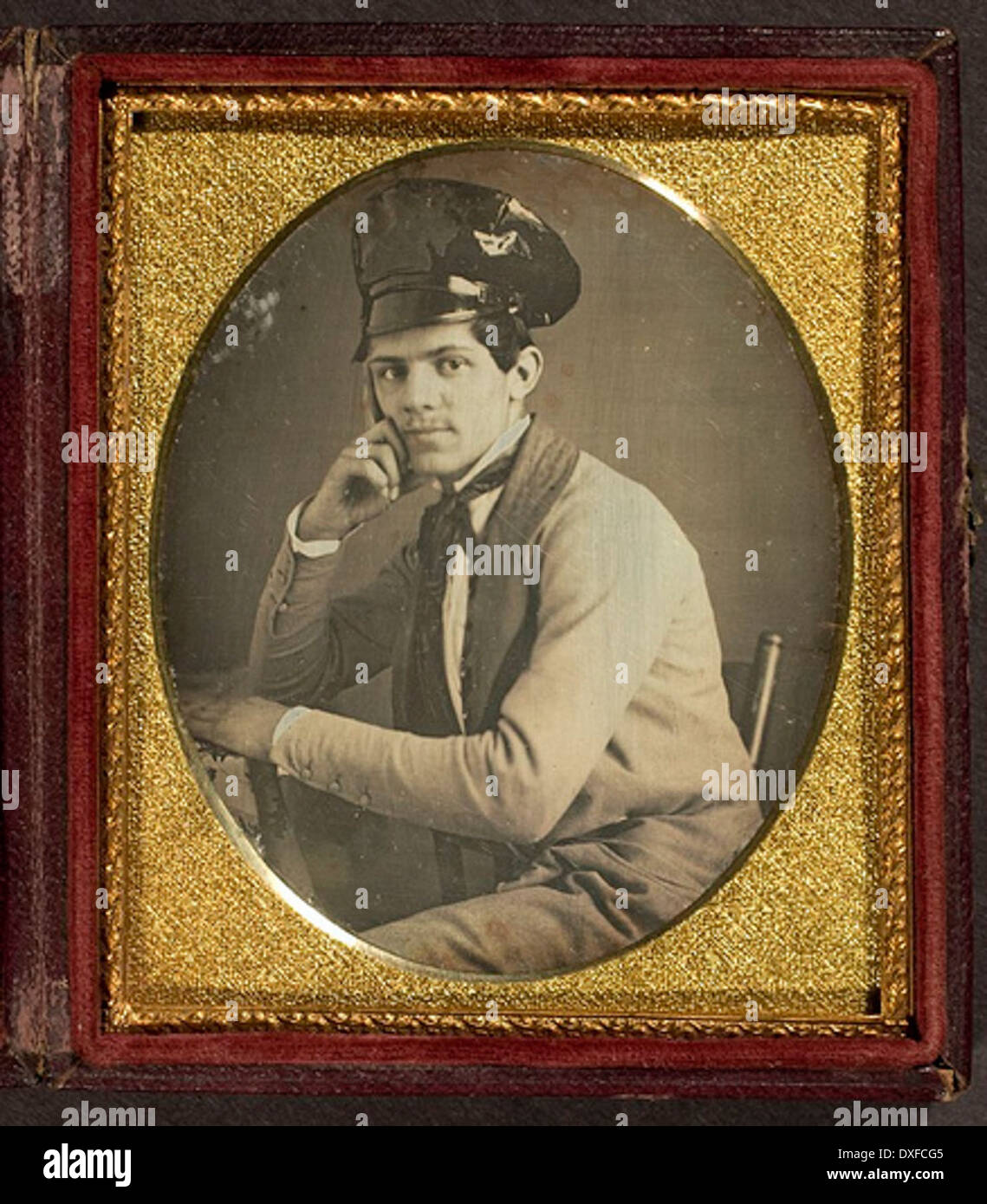 Portrait d'un homme non identifié portant chapeau inhabituel Portrait d'un homme non identifié portant chapeau inhabituel Banque D'Images
