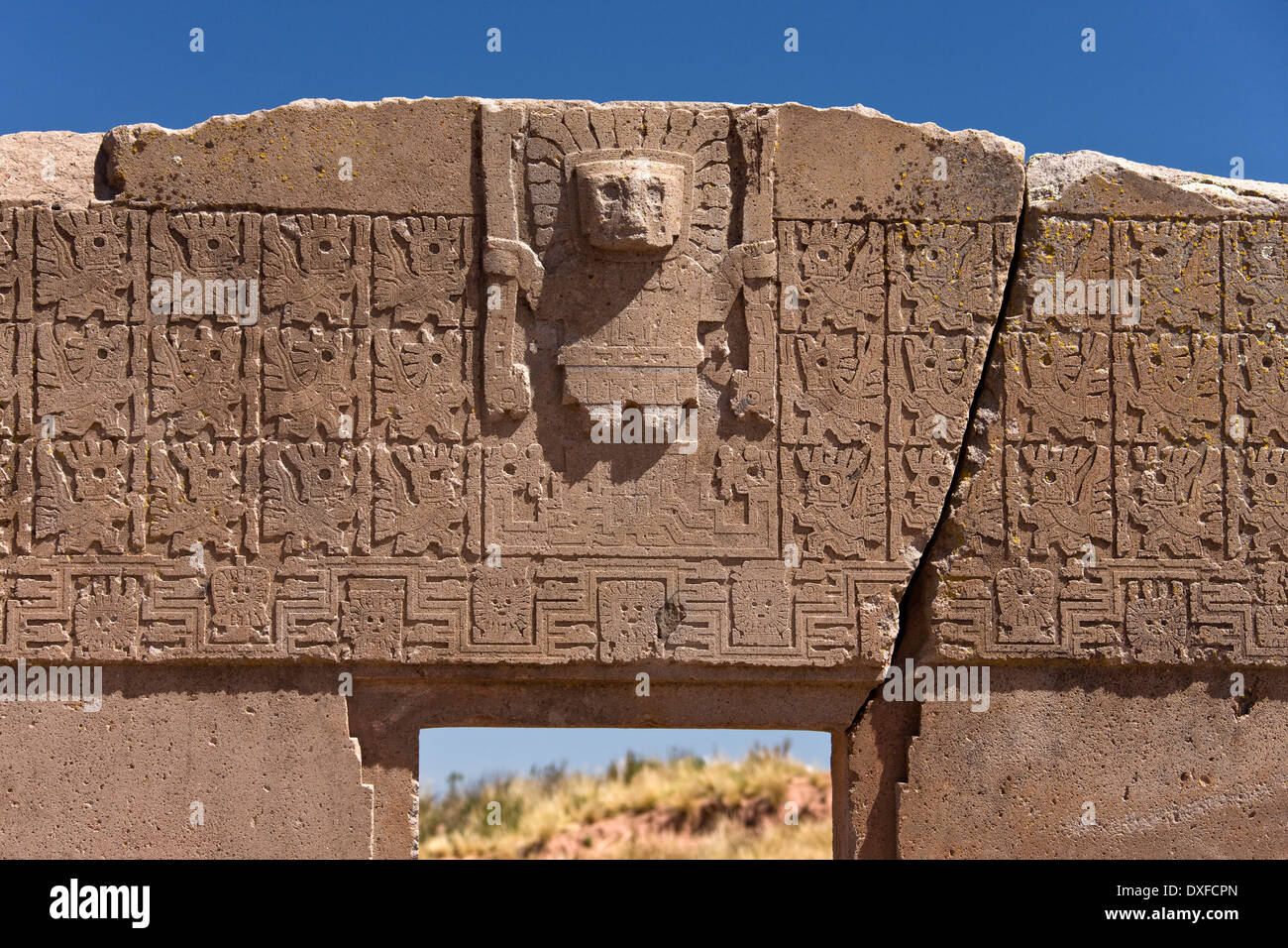 L'année 2000 ancienne Porte du Soleil à Tiahuanaco archway site précolombien, près de La Paz en Bolivie, l'Amérique du Sud. Banque D'Images