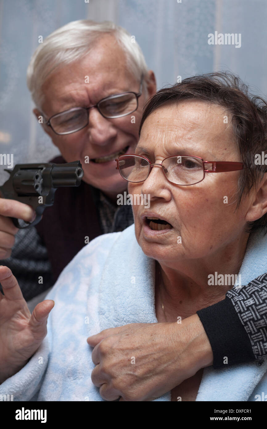 Mad man le combat avec une arme à feu. Banque D'Images