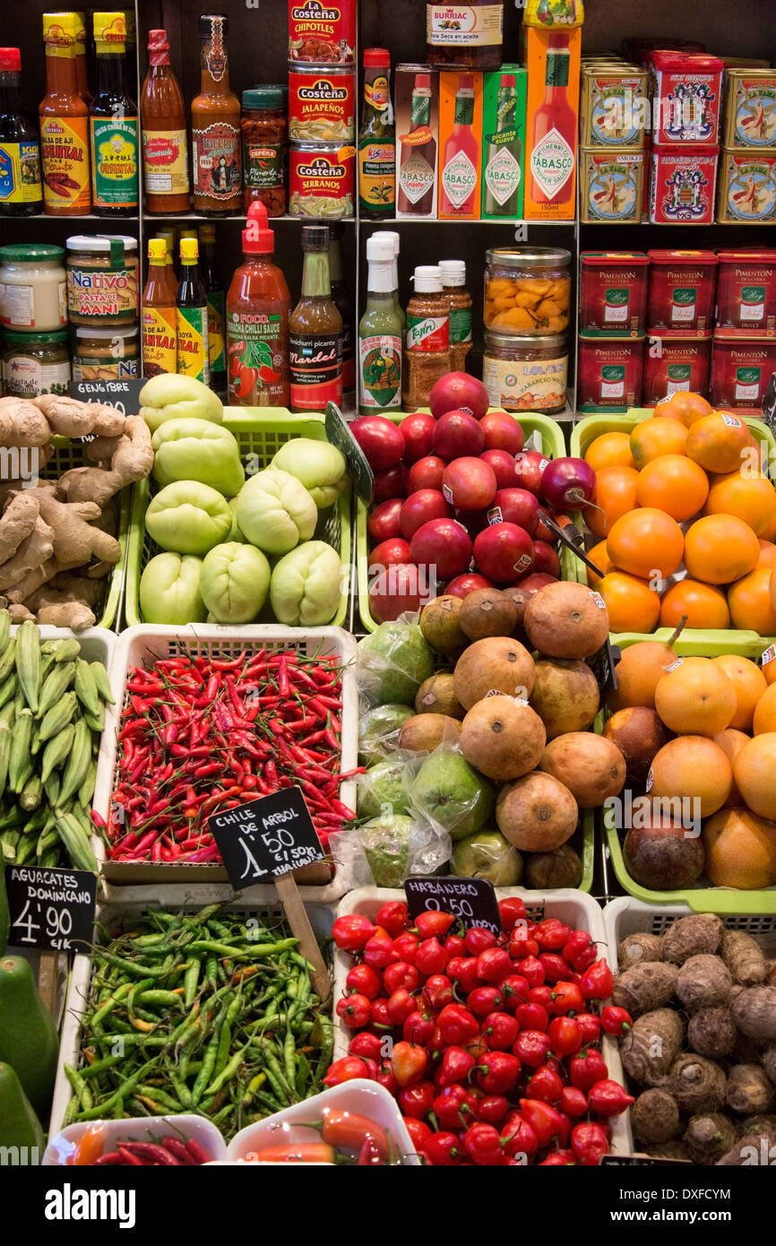 Affichage de la nourriture et des légumes frais sur un stand dans le célèbre marché St-joseph à Barcelone en Espagne. Banque D'Images